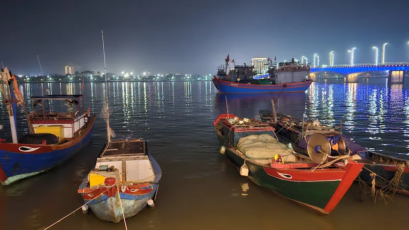 Quảng Bình: 2 tàu cá chìm, nhiều thuyền viên mất tích
