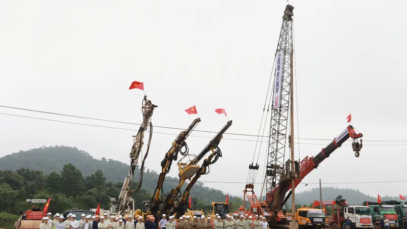 Cải tạo đường sắt khu vực đèo Khe Nét (Quảng Bình)