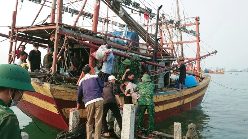 Quảng Bình: Thành lập Ban chỉ huy tiền phương tìm kiếm 11 ngư dân mất tích trên biển