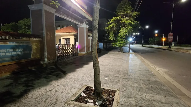 Quảng Bình: Phản cảm phụ huynh rải tiền lẻ cầu cho con đậu trường chuyên