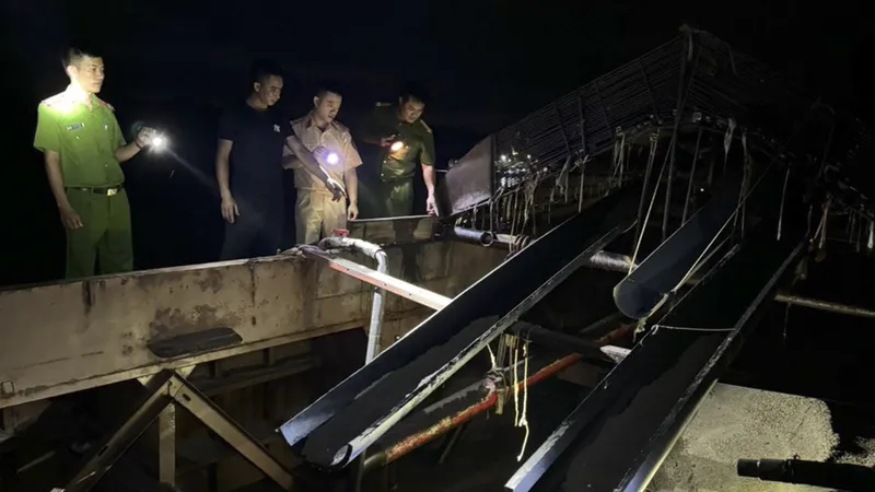 Công an Quảng Bình bắt giữ tàu vỏ sắt khai thác cát trên sông Gianh