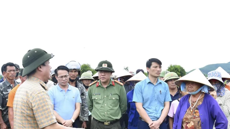 Giám đốc Công an tỉnh Quảng Bình đến điểm khai thác cát phục vụ cao tốc Bắc Nam lắng nghe tâm tư của người dân