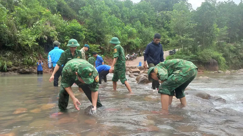 Quảng Bình. Đồn Biên phòng Ra Mai giúp dân khắc phục hậu quả mưa lũ