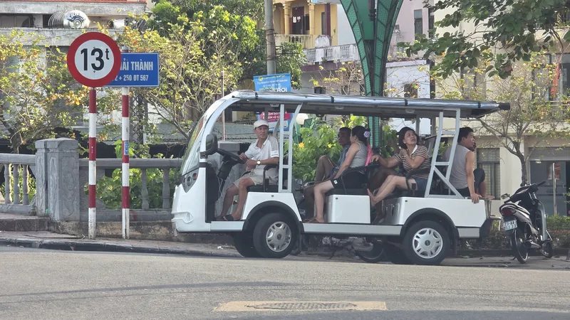 Quảng Trị chấn chỉnh tình trạng xe điện hoạt động bát nháo, đòi "chung chi" 