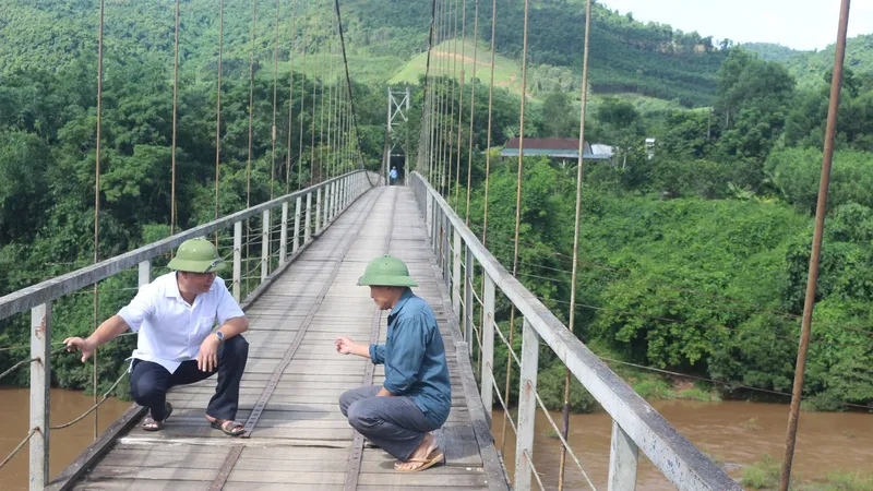 Phập phồng đi qua cầu cũ mùa mưa lũ