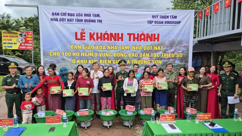 Bộ đội Biên phòng Quảng Trị bàn giao 100 căn nhà mới cho đồng bào dân tộc thiểu số