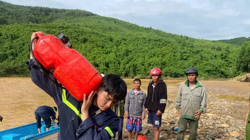 Giữa dòng lũ dữ, Công an Quảng Trị cứu thành công 5 người mắc kẹt