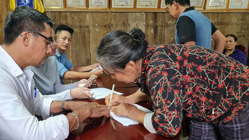 Quà Tết Độc lập vượt lũ đến tận bản vùng biên Quảng Trị