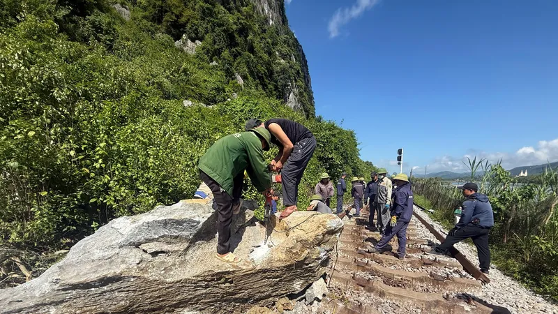 Đường sắt Bắc-Nam qua Quảng Trị thông tuyến sau nhiều giờ tê liệt 