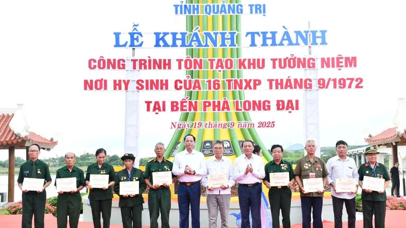 Khánh thành Khu tưởng niệm 16 Thanh niên xung phong tại Bến phà Long Đại
