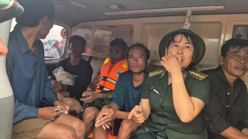 Hai tàu cá TPHCM gặp nạn: 8 người thoát nạn, 3 người còn mất tích