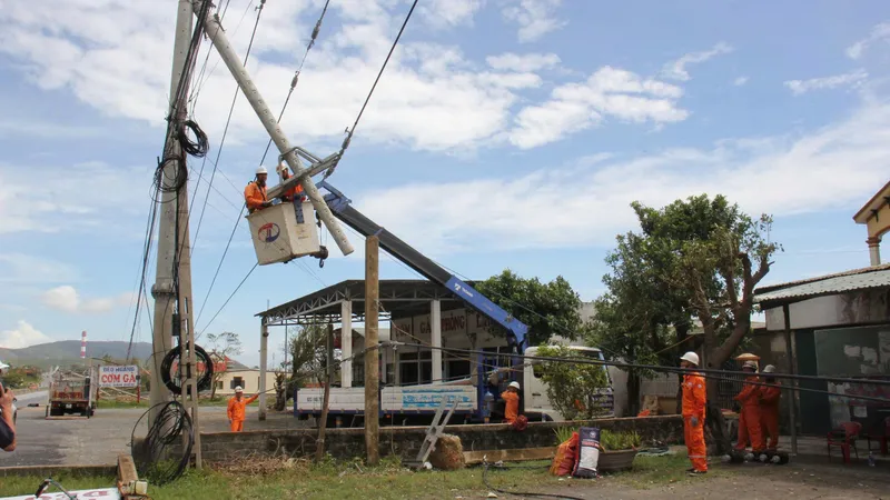 Chạy đua với thời gian khôi phục điện sau bão số 10