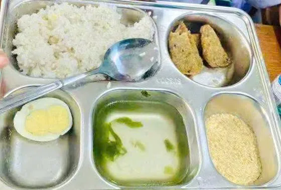 Hình ảnh khay cơm học sinh được cho là của Trường Tiểu học số 1 Ba Đồn (tỉnh Quảng Trị)
