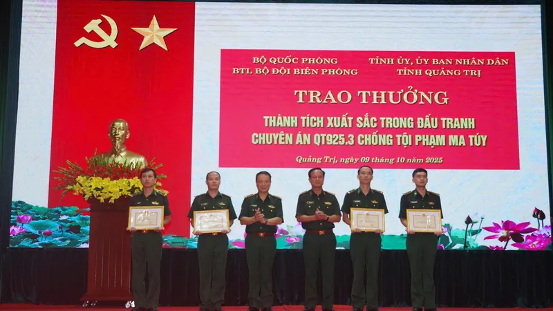 Khen thưởng Bộ đội Biên phòng Quảng Trị phá đường dây vận chuyển 500kg ma túy xuyên biên giới