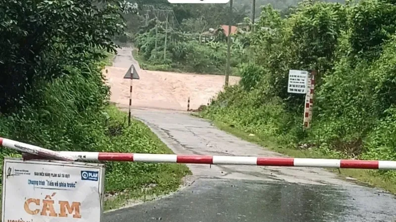 Mưa lớn ở Quảng Trị: Nhiều ngầm tràn ngập sâu, sơ tán khẩn cấp nhiều hộ dân