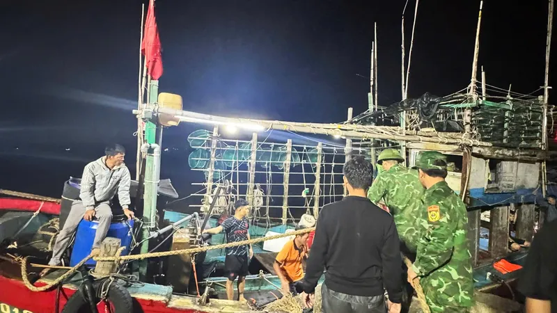 Quảng Trị: Cứu sống 7 ngư dân bị chìm tàu cá 