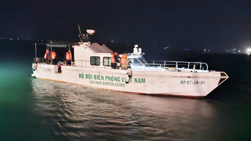 Cứu sống 2 ngư dân bị chìm thuyền trong đêm tại cửa Gianh