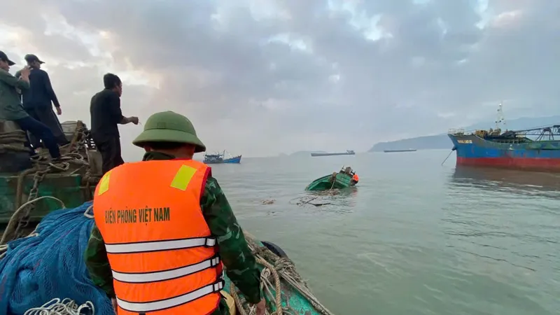 Tàu cá chìm gần đảo Hòn La, 4 ngư dân được cứu sống
