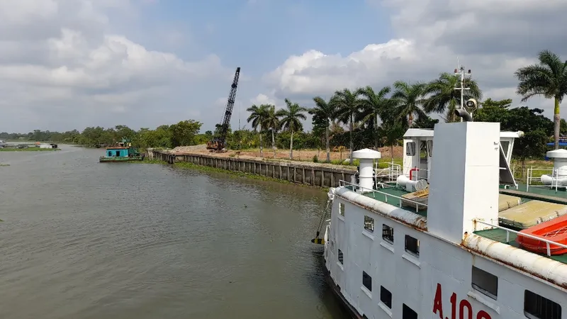 Tháo dỡ biển báo tại bãi cát gần phà Đình Khao
