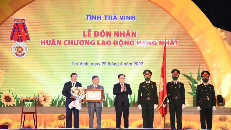 Trà Vinh đón nhận Huân chương Lao động hạng Nhất