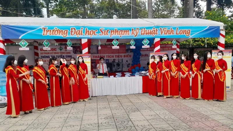 Hàng ngàn người tham gia ngày hội việc làm ở Vĩnh Long 