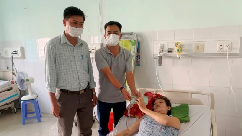 Trao gần 38,5 triệu đồng giúp chị Lâm Thị Diệu Hiền