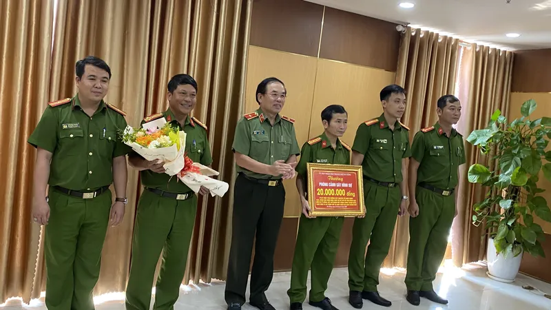 Thiếu tướng Vũ Xuân Viên trao thưởng cho Phòng Cảnh sát hình sự