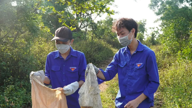 Hơn 700 người tham gia nhặt rác tại bán đảo Sơn Trà 
