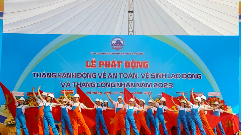Toàn cảnh lễ phát động Tháng hành động về an toàn, vệ sinh lao động và Tháng công nhân năm 2023. Ảnh: PHẠM NGA