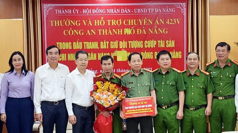 Lãnh đạo Thành ủy, UBND, HĐND TP Đà Nẵng trao hoa chúc mừng Công an Đà Nẵng
