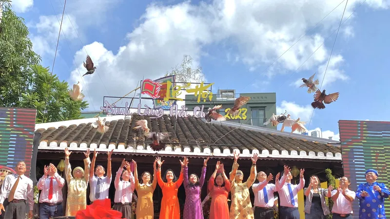 Lãnh đạo thành phố, cán bộ quận Hải Châu thả bồ câu cầu cho quốc thái dân an. Ảnh: PHẠM NGA