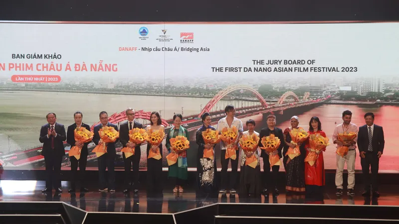 Ban giám khảo tham dự lễ khai mạc tối ngày 9-5. Ảnh: PHẠM NGA