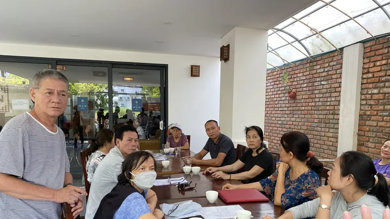 Người thân của các cụ làm việc với đại diện Viện dưỡng lão Từ Tâm S-Merciful. Ảnh: PHẠM NGA