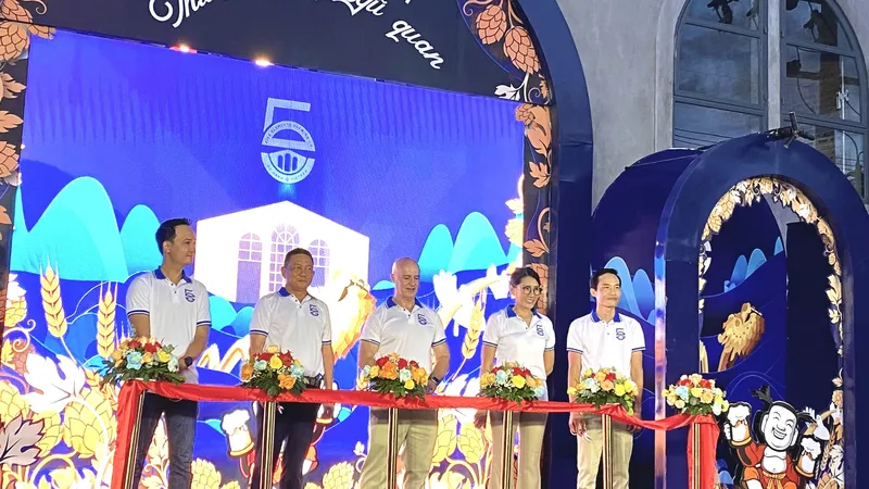 Lãnh đạo Công ty TNHH Bia Ngũ Hành cắt băng khánh thành nhà máy. Ảnh: PHẠM NGA