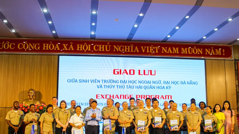 Đoàn hải quân tàu sân bay Hoa Kỳ USS Ronald Reagan giao lưu cùng thầy cô và sinh viên trường Đại học Ngoại ngữ
