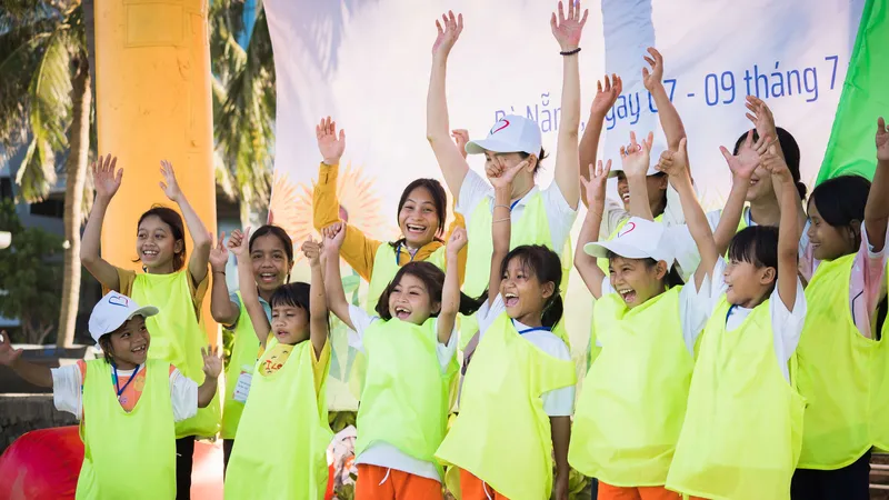 56 em học sinh nghèo thuộc các huyện Nam Trà My, Đông Giang, Tây Giang (Quảng Nam) và Tây Trà (Quảng Ngãi) cùng tham gia hành trình "Bạn nhỏ vùng cao xuống phố" tại TP Đà Nẵng do CLB Bạn thương nhau tổ chức. Ảnh: TÙNG QUÂN