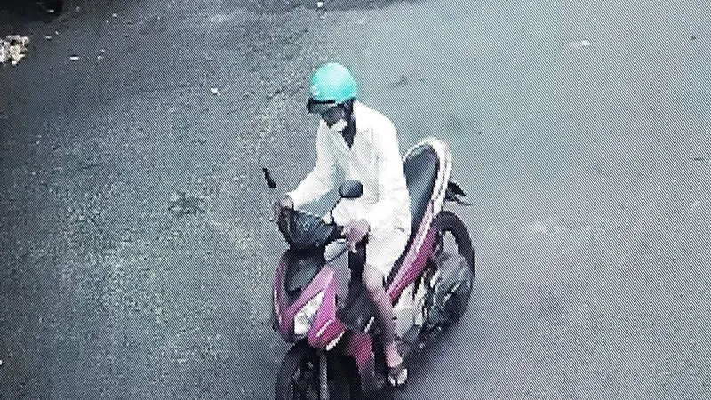 Hình ảnh ông P. được camera ghi lại