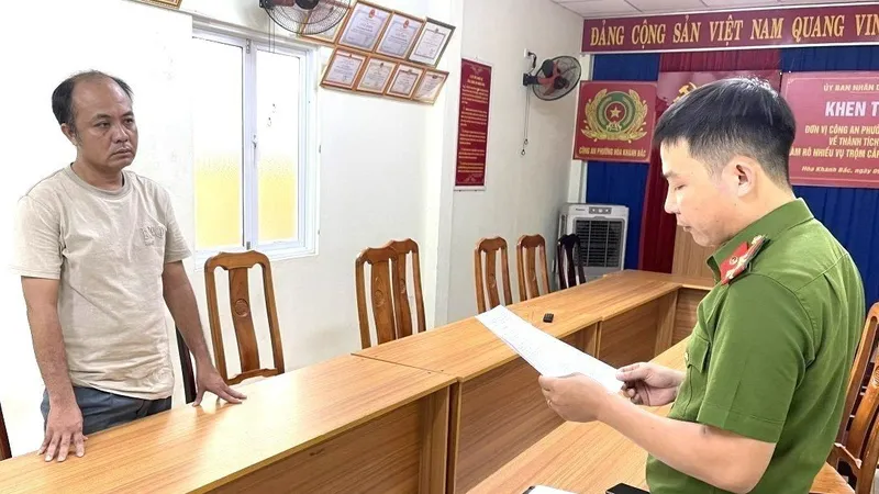 Cơ quan công an tống đạt quyết định khởi tố bị can, bắt tạm giam Phùng Đình Dương Kha