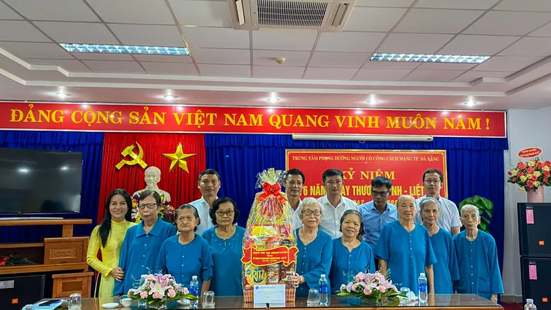 Ông Hồ Kỳ Minh, Phó Chủ tịch UBND TP Đà Nẵng trao quà cho các cụ tại Trung tâm điều dưỡng người có công miền Trung
