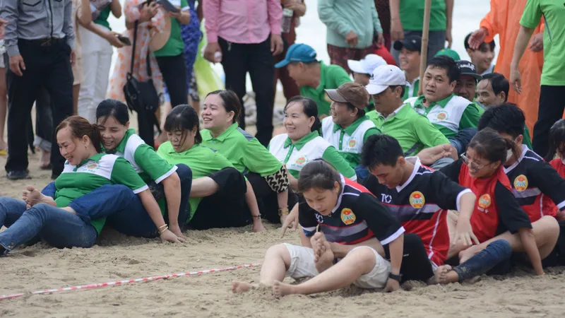 Ngư dân thi chèo thuyền trên cát