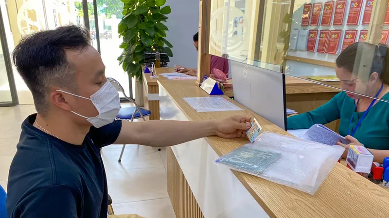 Người dân làm thủ tục hành chính tại UBND quận Sơn Trà