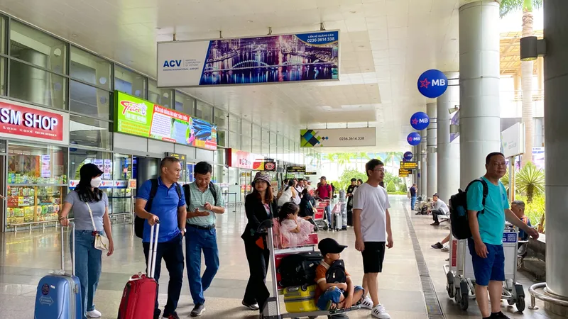 Một gia đình vừa đáp chuyến bay đến TP Đà Nẵng để du lịch