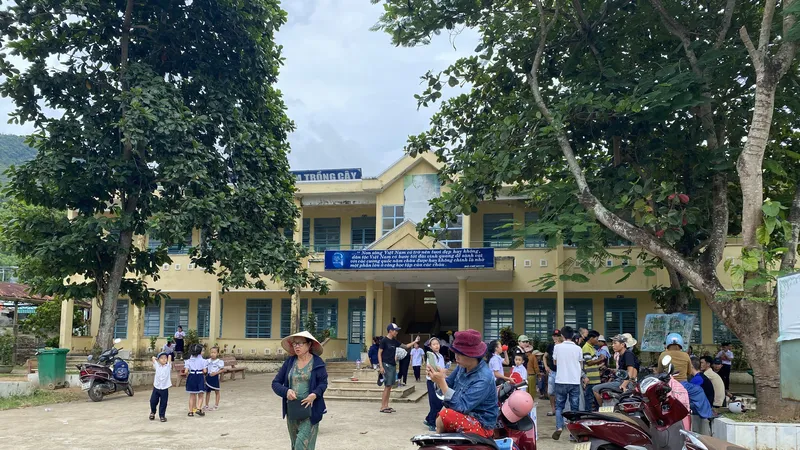 Nhiều học sinh trường Tiểu học Hòa Bắc (điểm trường thôn Nam Yên) chưa bắt đầu năm học mới vì phụ huynh phản đối việc sáp nhập trường. Ảnh: PHẠM NGA