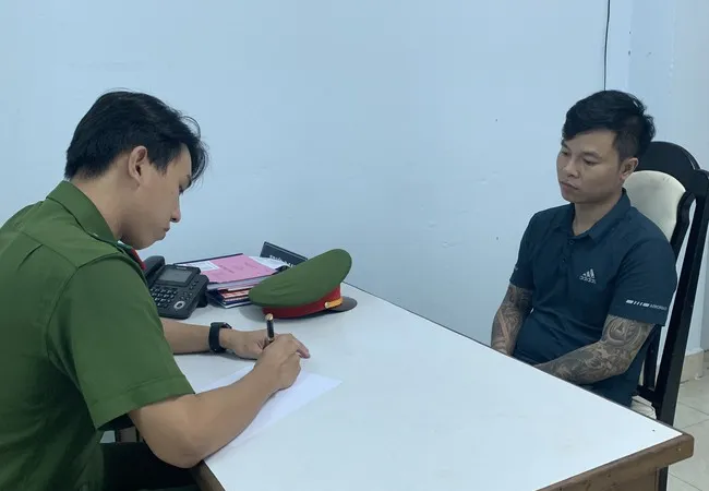 Đối tượng Phạm Văn Thông tại cơ quan điều tra. Ảnh: CACC