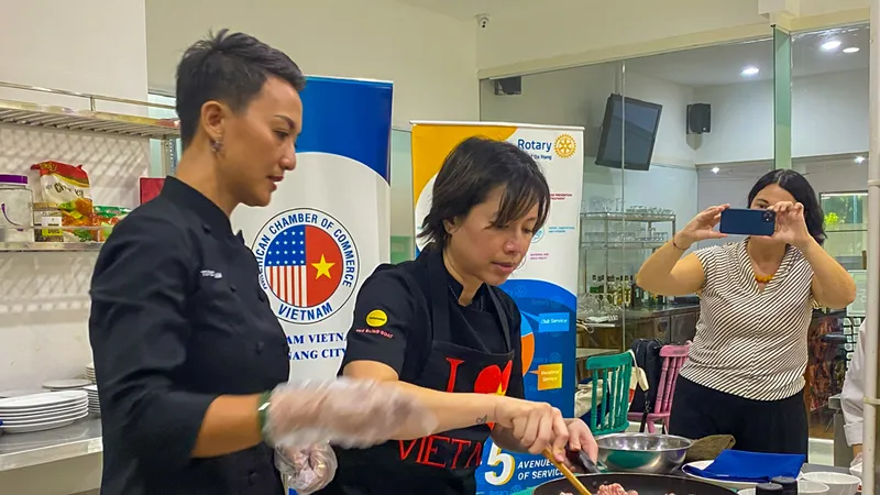 Christine Hà hướng dẫn học viên làm món Thái