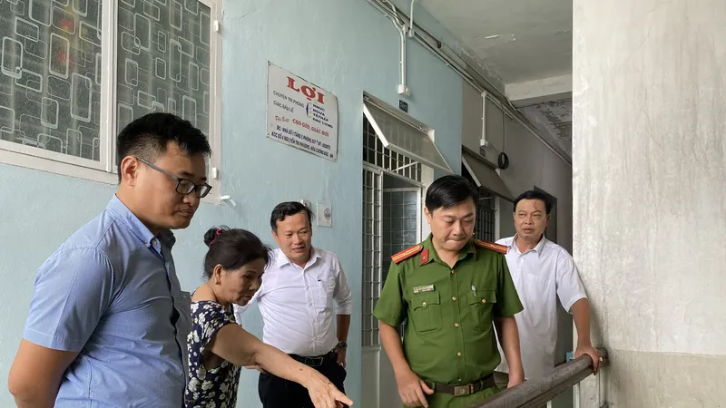 Cán bộ kiểm tra hướng dẫn người dân công tác phòng cháy chữa cháy