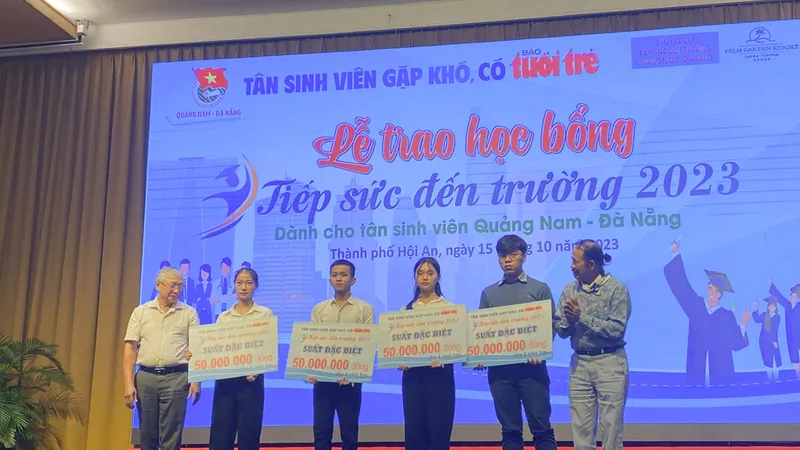 Trao 4 suất học bổng đặc biệt cho tân sinh viên