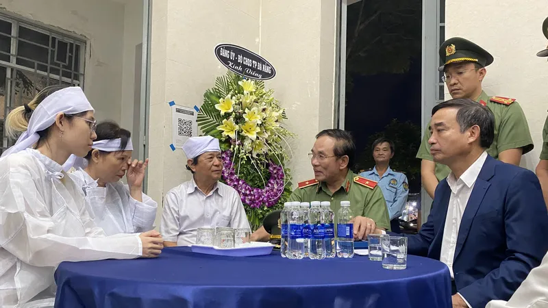  Chủ tịch UBND TP Đà Nẵng Lê Trung Chinh cùng Thiếu tướng Vũ Xuân Viên, Giám đốc Công an TP Đà Nẵng thăm hỏi gia đình bảo vệ T.M.T. Ảnh: PHẠM NGA