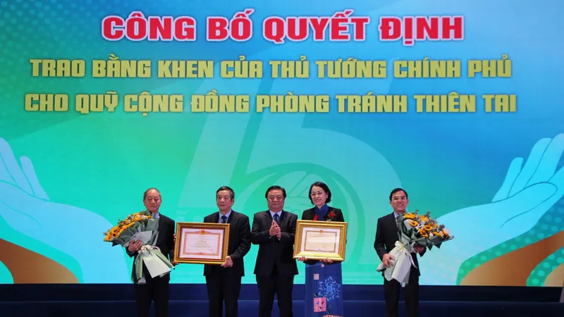 Quỹ Cộng đồng phòng tránh thiên tai đón nhận bằng khen của Thủ tướng Chính phủ và Bộ NN-PT NT 