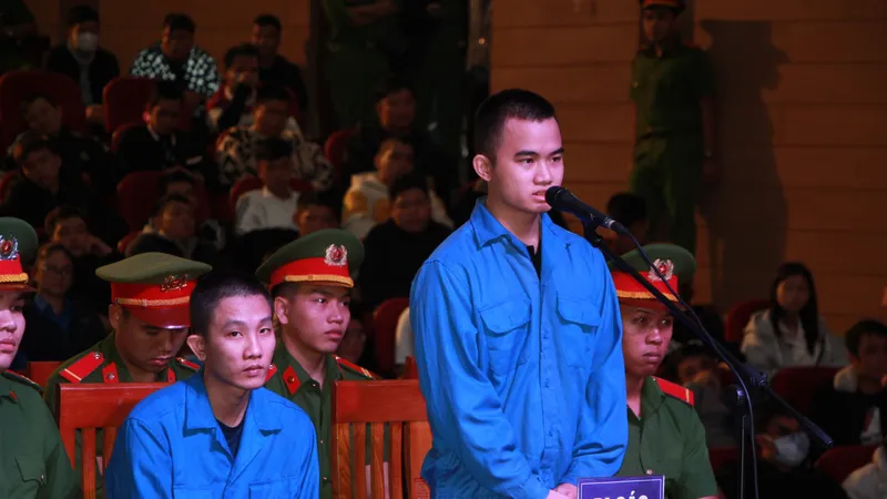 Bị cáo Cường và Trí tại tòa